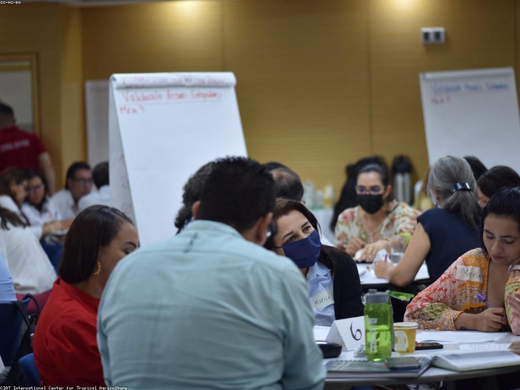 សន្និបាត និងសិក្ខាសាលា: ការប្រជុំជាសាធារណៈដើម្បីចែករំលែកចំណេះដឹង